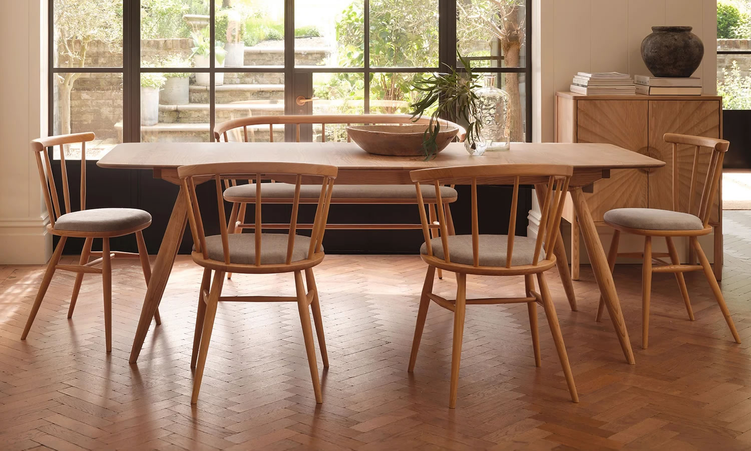 Ercol Heritage Loveseat Beach Lifestyle.jpg 